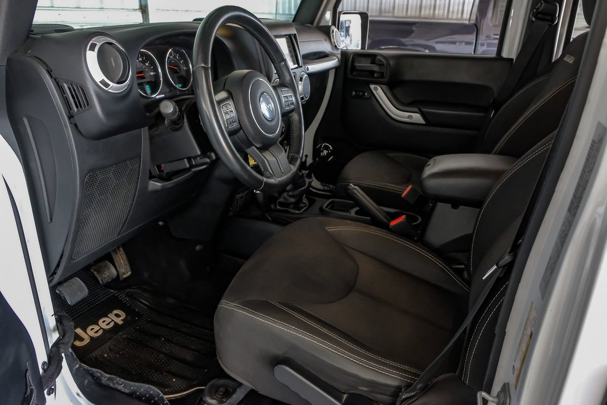 Used 2016 Jeep Wrangler Unlimited Sahara w/ Connectivity Group AWD/4WD image 14