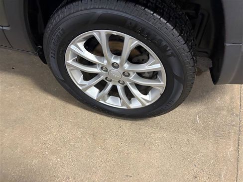 Used 2019 Jeep Cherokee Latitude w/ Cold Weather Group image 4