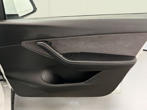 Used 2022 Tesla Model Y Long Range image 35