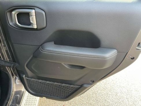 Used 2018 Jeep Wrangler Unlimited Sahara image 22