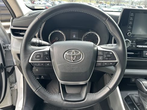 Used 2022 Toyota Highlander LE image 17