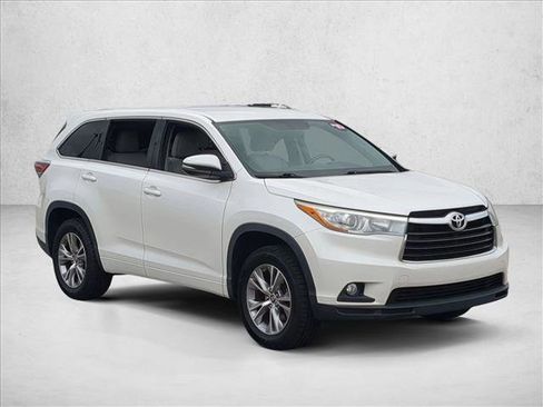 Used 2016 Toyota Highlander Plus FWD image 3