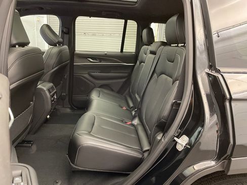 New 2025 Jeep Grand Cherokee Limited w/ Luxury Tech Group II image 18