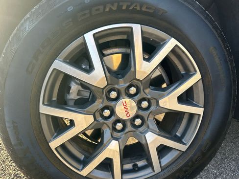 Used 2023 GMC Acadia SLE w/ Driver Convenience Package image 18