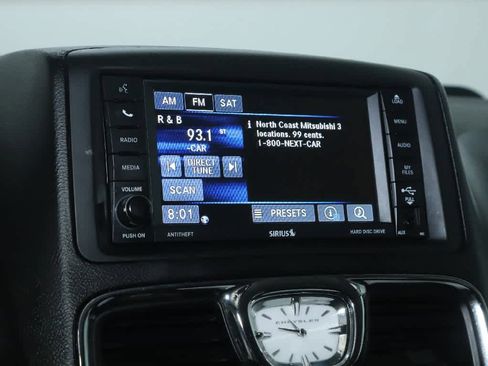 Used 2015 Chrysler Town & Country Touring FWD image 25