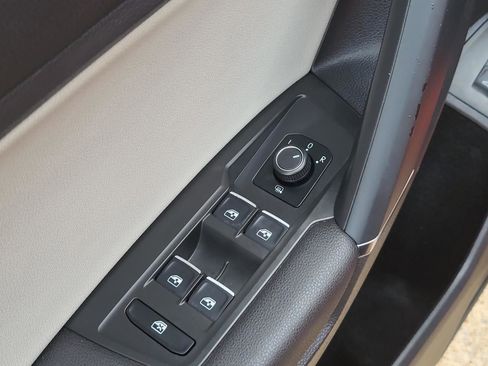 Used 2018 Volkswagen Tiguan SEL FWD image 20