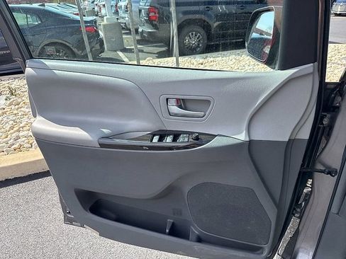 Used 2017 Toyota Sienna XLE Premium image 24