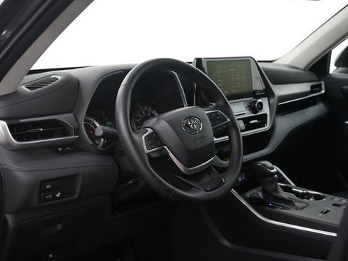 Used 2024 Toyota Highlander XLE image 19