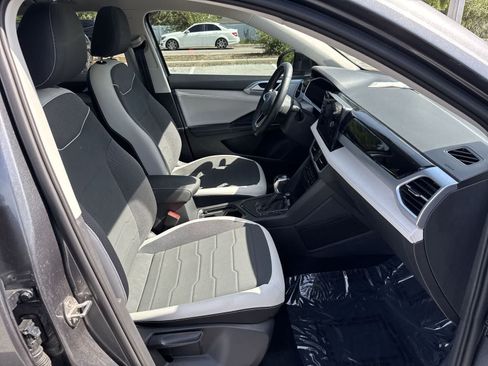 Certified 2025 Volkswagen Taos SE w/ Panoramic Sunroof Package FWD image 28