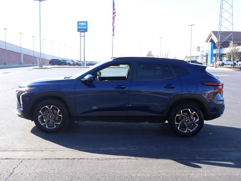 Used 2024 Chevrolet Trax LT w/ LT Convenience Package image 27