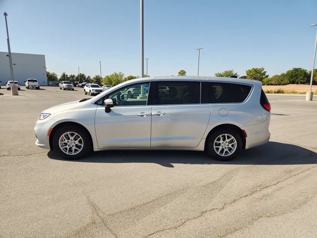 Used 2023 Chrysler Pacifica Touring-L FWD image 4