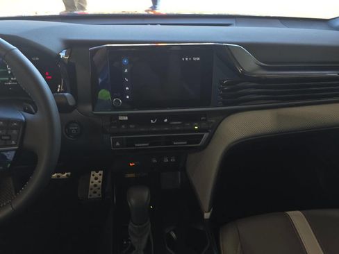 Used 2025 Toyota Camry SE image 13