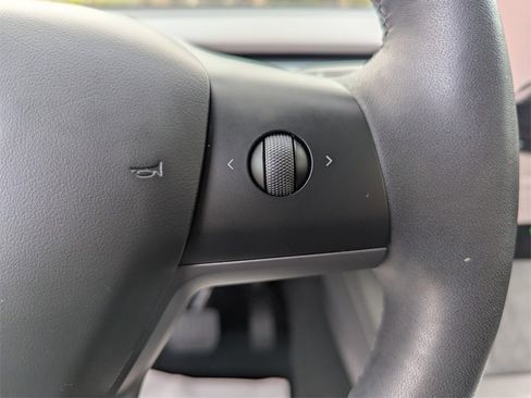 Used 2023 Tesla Model Y Long Range image 31