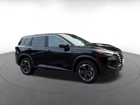Used 2025 Nissan Rogue SV AWD/4WD image 2