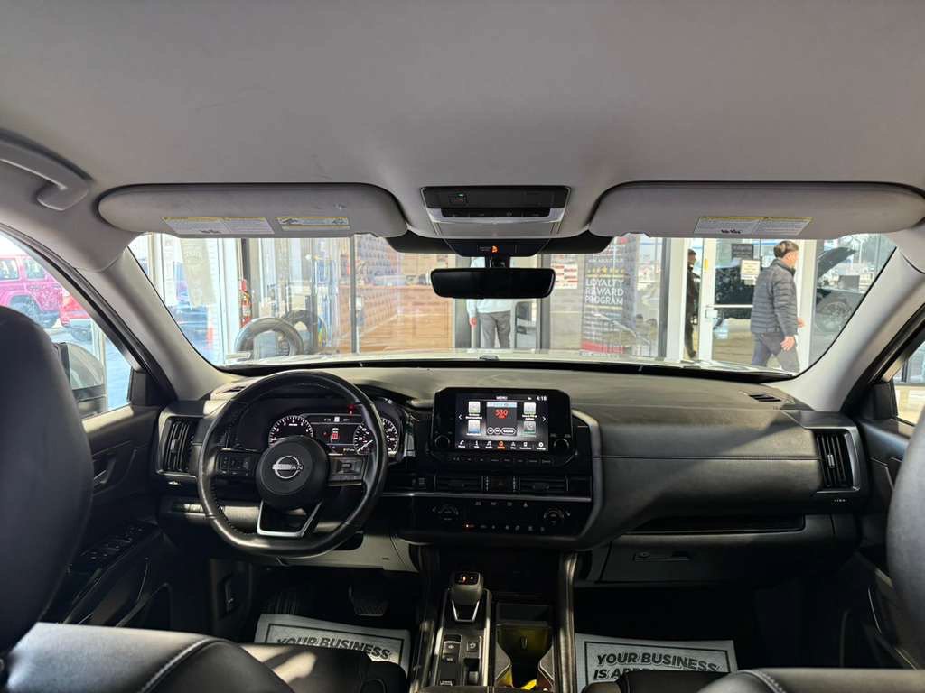 Used 2025 Nissan Pathfinder SL FWD image 22