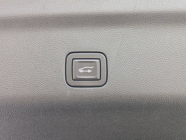 Used 2023 Cadillac Escalade ESV Premium Luxury w/ LPO, Floor Liner Package AWD/4WD image 37