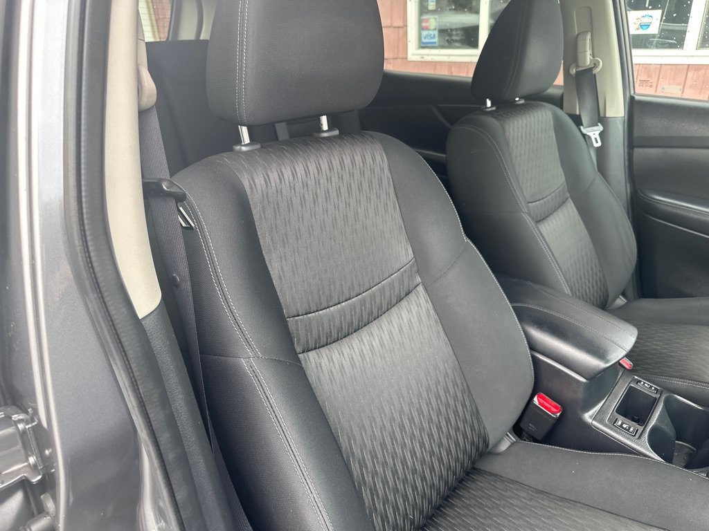 Used 2017 Nissan Rogue SV w/ SV Premium Package AWD/4WD image 10