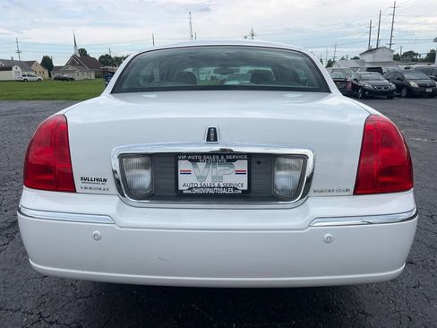 Used 2003 Lincoln Town Car Signature RWD image 6