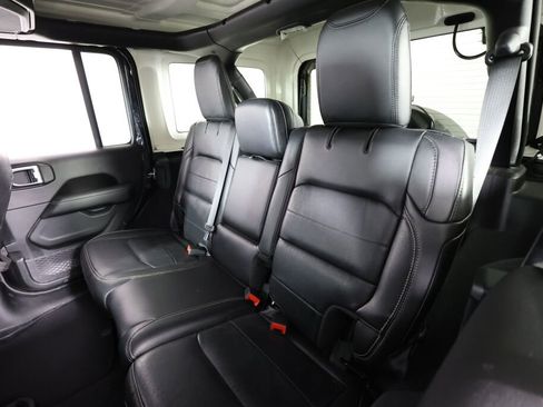 Used 2019 Jeep Wrangler Unlimited Sahara AWD/4WD image 15