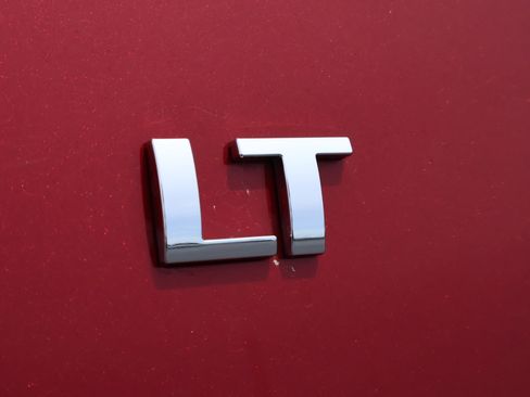 Used 2015 Chevrolet Suburban LT RWD image 5