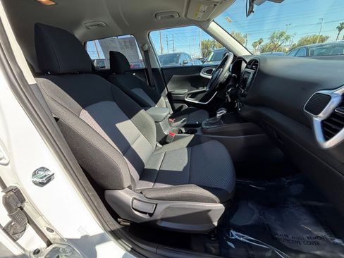 Used 2025 Kia Soul LX w/ LX Technology Package FWD image 35