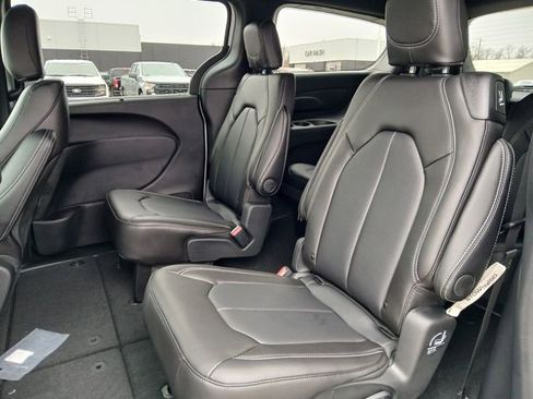 New 2026 Chrysler Pacifica Select image 12