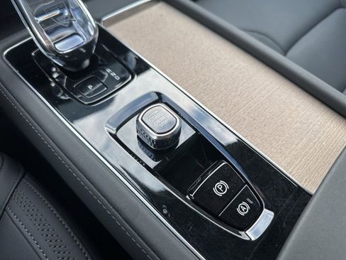 Certified 2025 Volvo XC90 B6 Plus image 30