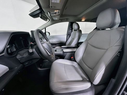 Used 2026 Toyota Sienna XLE FWD image 13