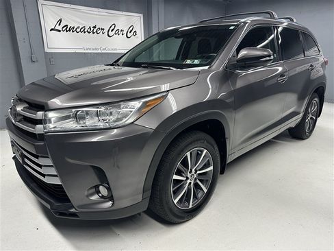 Used 2017 Toyota Highlander XLE AWD/4WD image 1