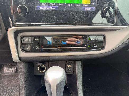 Used 2018 Toyota Corolla LE image 19