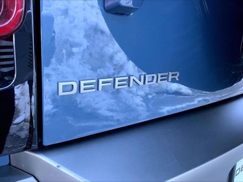 Used 2025 Land Rover Defender 110 X-Dynamic SE image 9