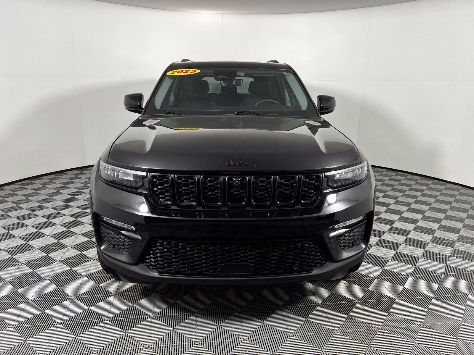 Used 2023 Jeep Grand Cherokee Limited w/ Luxury Tech Group II AWD/4WD image 2