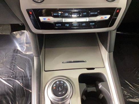 Used 2023 Ford Explorer XLT image 27