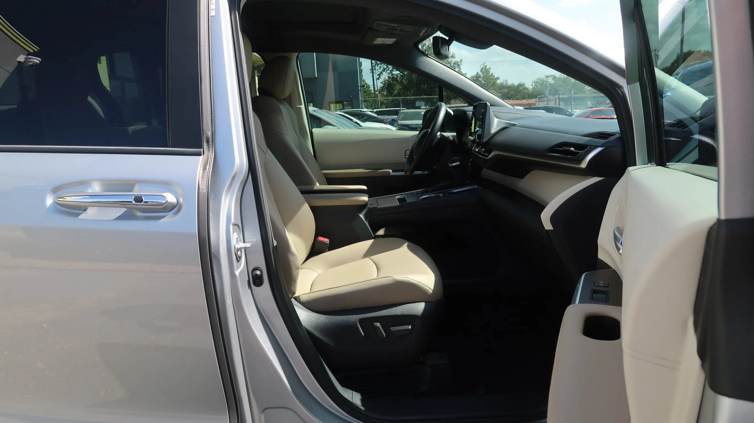Used 2021 Toyota Sienna XLE FWD image 27