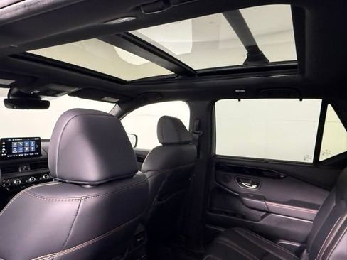 Used 2025 Honda Pilot TrailSport image 36