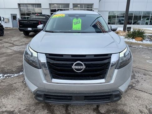 Used 2024 Nissan Pathfinder SV image 11