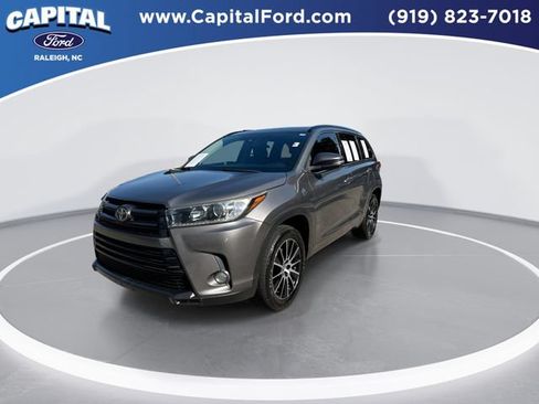Used 2017 Toyota Highlander SE FWD image 4