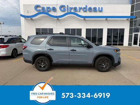 Used 2025 Honda Pilot TrailSport image 1