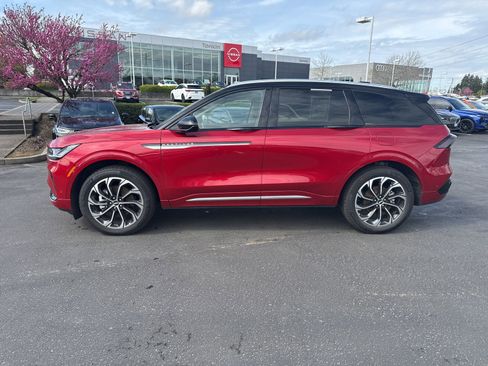 Used 2024 Lincoln Nautilus Reserve AWD/4WD image 2