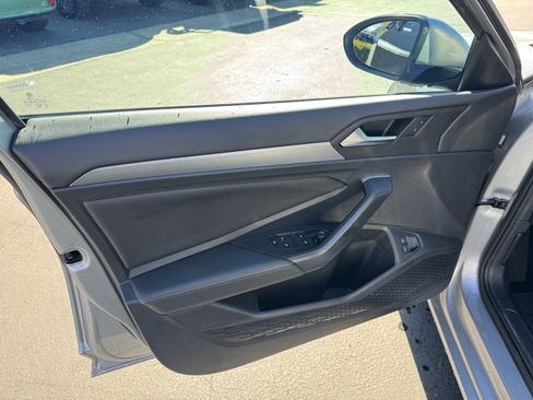 Used 2022 Volkswagen Jetta SE w/ Panoramic Sunroof Package FWD image 13
