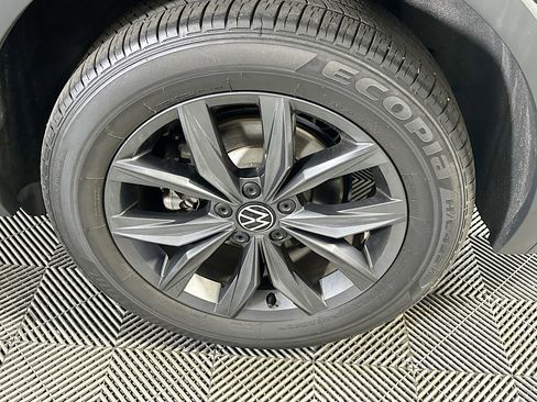 Used 2023 Volkswagen Tiguan SE FWD image 11
