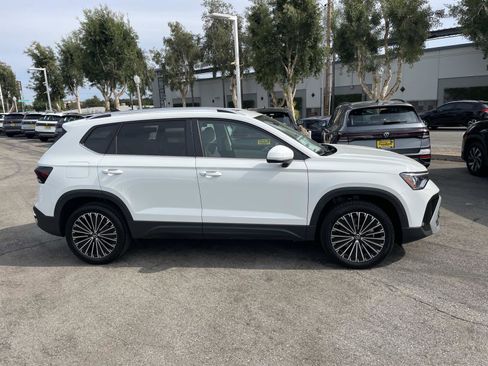 New 2025 Volkswagen Taos SE image 3