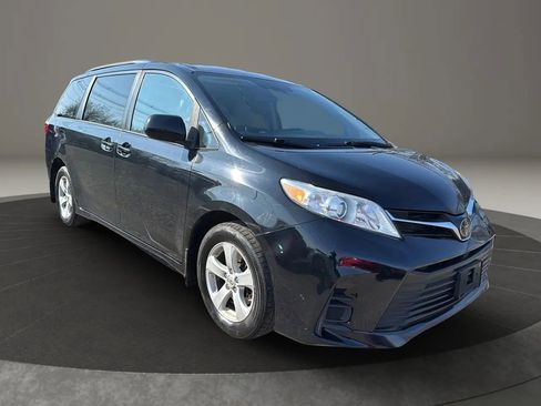 Used 2020 Toyota Sienna LE image 3