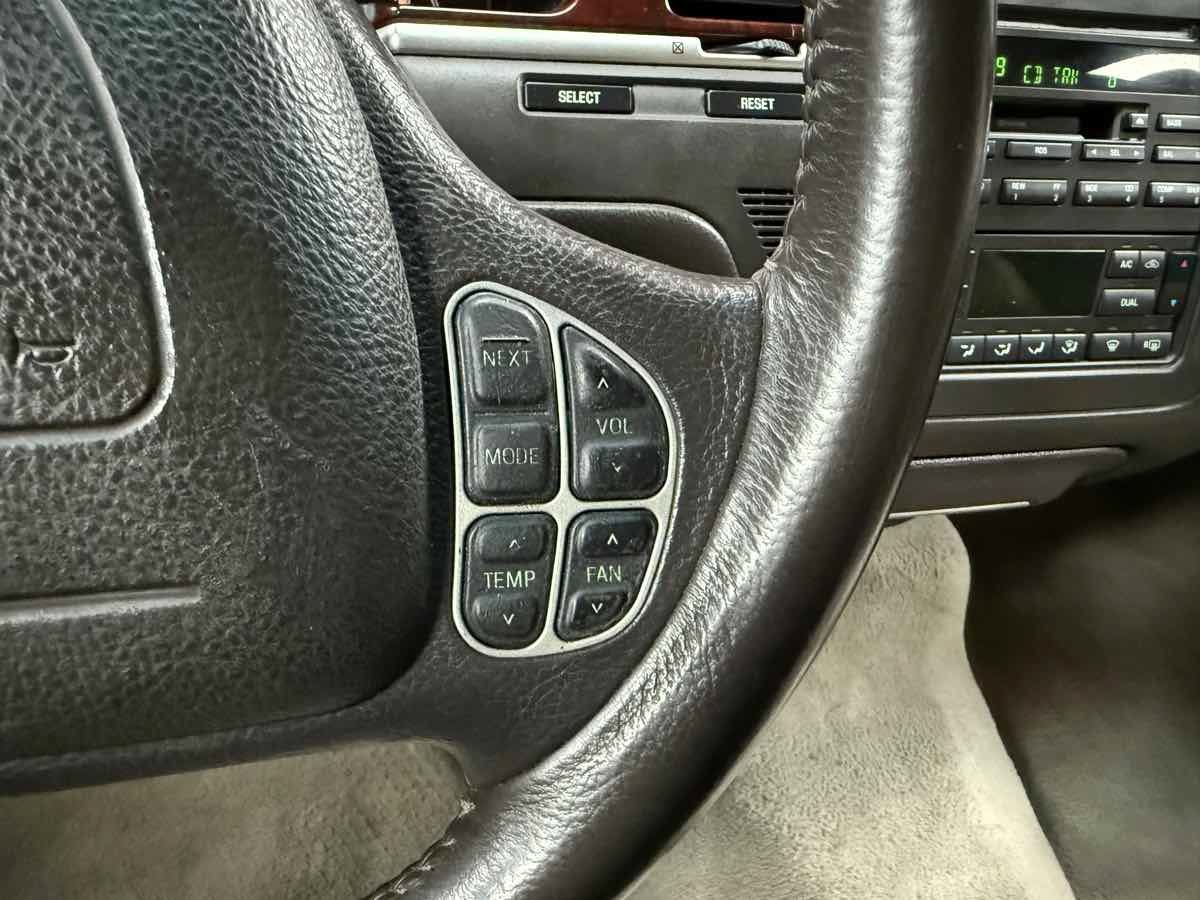 Used 2003 Lincoln Town Car Executive RWD image 14