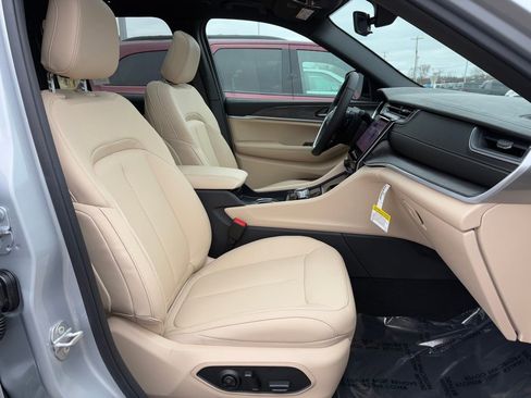 New 2025 Jeep Grand Cherokee Limited w/ MOPAR Finishing Package image 12