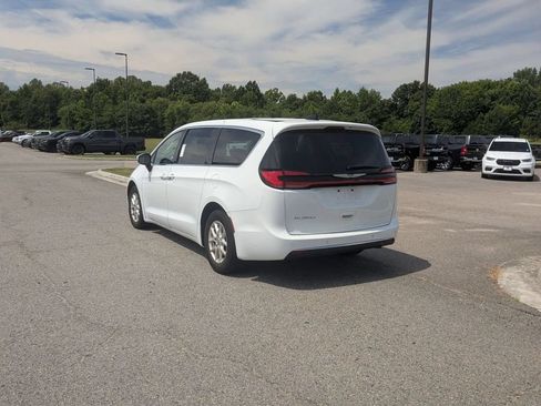 Used 2023 Chrysler Pacifica Touring-L FWD image 3