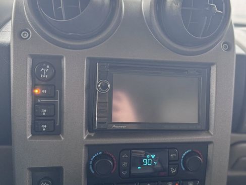 Used 2004 HUMMER H2 w/ Preferred Equipment Group image 18