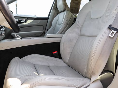 Used 2023 Volvo XC60 B5 Ultimate w/ Climate Package FWD image 23