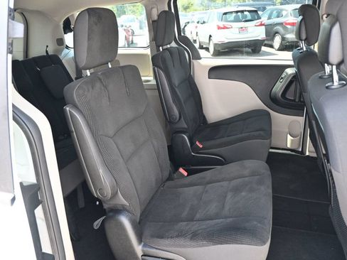 Used 2019 Dodge Grand Caravan SE w/ UConnect Hands-Free Group FWD image 19