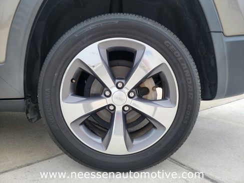 Used 2020 Jeep Cherokee Limited w/ Technology Group FWD image 31